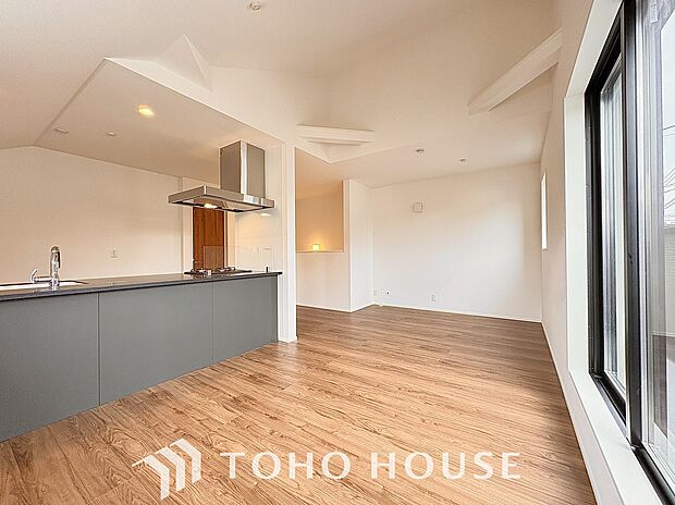 リビングがつなぐ、心と空間。家族が共に過ごす理想の場所がここにあります。