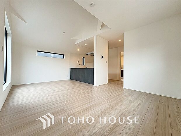 明るいリビングルームは自然と家族が集まるコミュニケーションの場所。