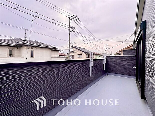 自然な風と光を感じる、心地よいバルコニー。日当たりも良好で洗濯物もすぐに乾きます。