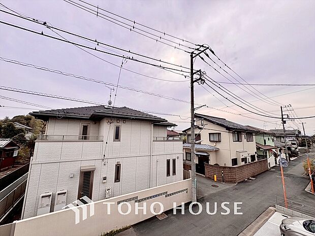 太陽光がいっぱいに注ぐ窓辺。自然の光を楽しむ豊かな日常がここに。