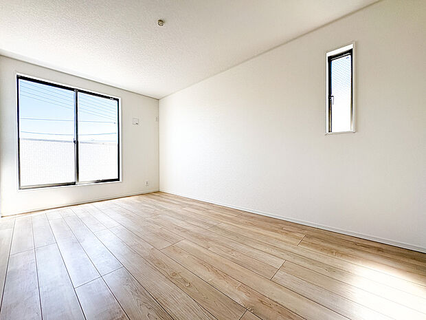 リラックスできる広々としたお部屋。暖かな雰囲気が包む、心地よい空間。