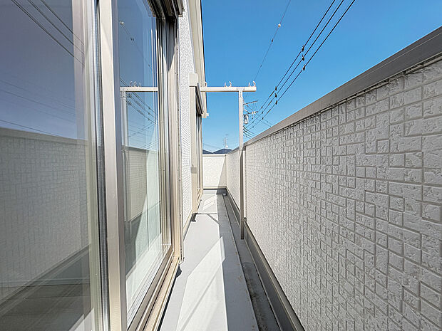 自然な風と光を感じる、心地よいバルコニー。日当たりも良好で洗濯物もすぐに乾きます。