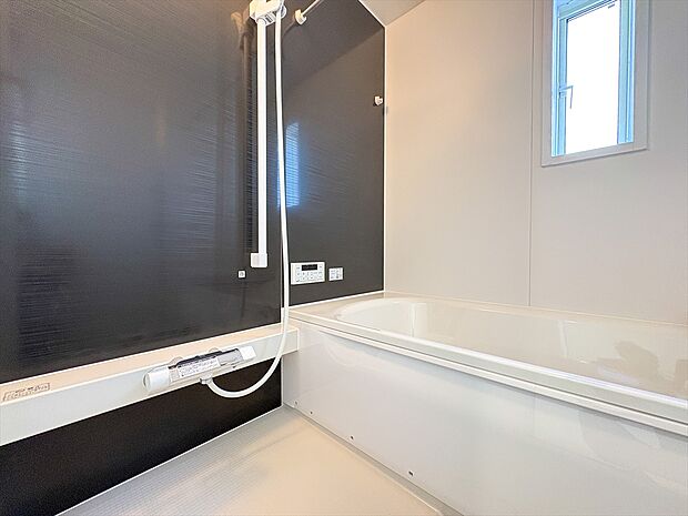 浴室暖房乾燥機を完備し、夜間や雨天時のお洗濯も安心の浴室設備です。