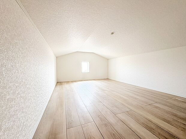 小屋裏収納で空間を有効活用。季節物や思い出品をスッキリ収納。