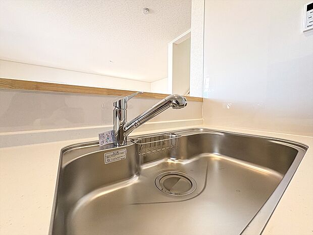 おいしい水が家庭で手軽に。浄水器で安心・安全な水がいつでも飲用可能です。