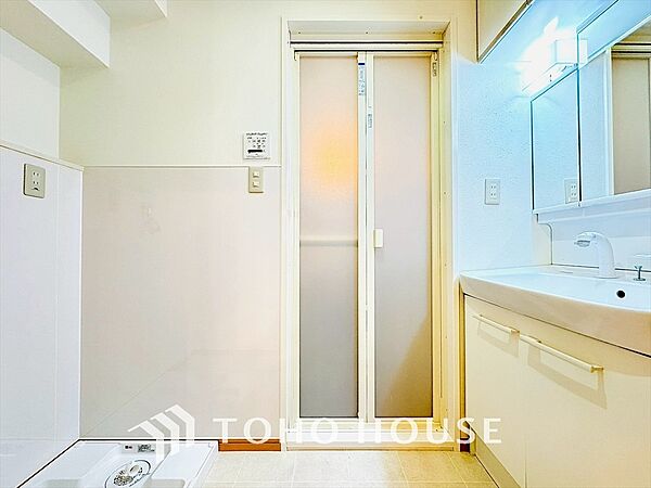 スタイリッシュで機能的、清潔感と快適さが共演する空間。洗面所の収納も使い勝手良く、洗練されたデザインが洗面所を際立たせます。