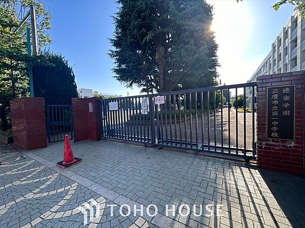 三鷹市立第一中学校 距離約1700m
