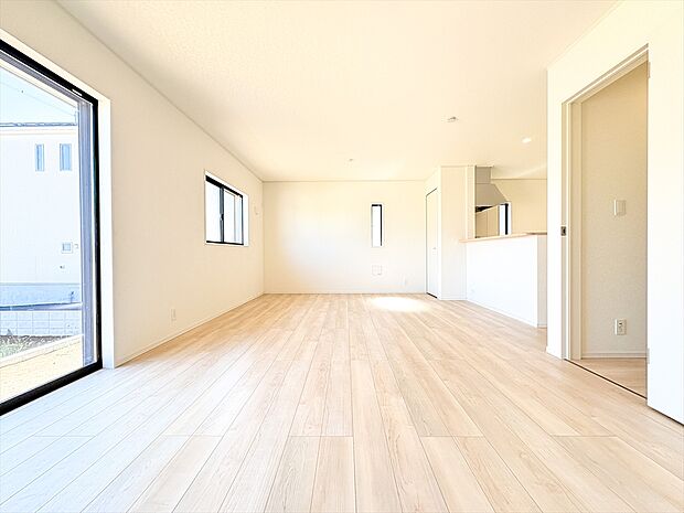 明るいリビングルームは自然と家族が集まるコミュニケーションの場所。