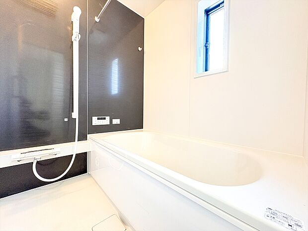 浴室暖房乾燥機を完備し、夜間や雨天時のお洗濯も安心の浴室設備です。