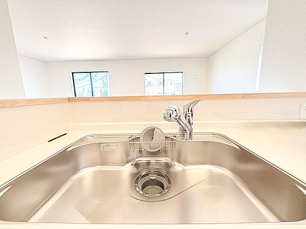 おいしい水が家庭で手軽に。浄水器で安心・安全な水がいつでも飲用可能です。