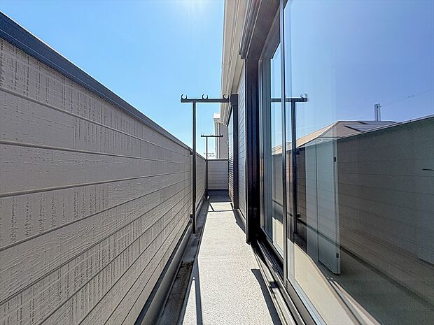 自然な風と光を感じる、心地よいバルコニー。日当たりも良好で洗濯物もすぐに乾きます。