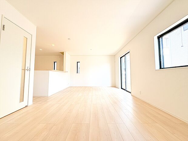 明るいリビングルームは自然と家族が集まるコミュニケーションの場所。