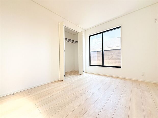 リラックスできる広々としたお部屋。暖かな雰囲気が包む、心地よい空間。