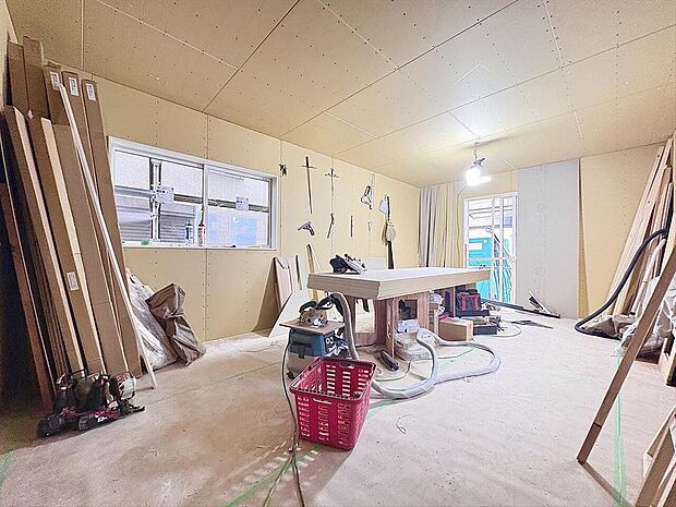 リビングで輝く、笑顔と幸せ。楽しい毎日が待っています。2026年4月完成予定。