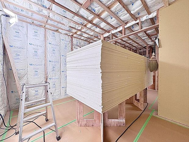 広々としたお部屋は、インテリアを考える楽しみもありますね。2026年4月完成予定。