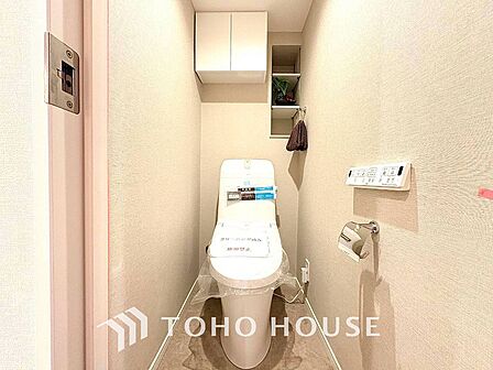 清潔感と快適性を兼ね備えた、心地よいトイレ空間。清潔さと快適さを備えたちょうどよいスペース。