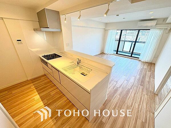 光と風が心地よい、開放感ある室内。暮らしに彩りを添える、洗練された住まい。