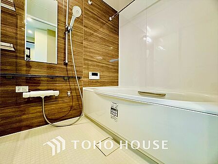 浴室暖房乾燥機を完備し、夜間や雨天時のお洗濯も安心の浴室設備。