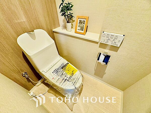 清潔感と快適性を兼ね備えた、心地よいトイレ空間。清潔さと快適さを備えたちょうどよいスペース。