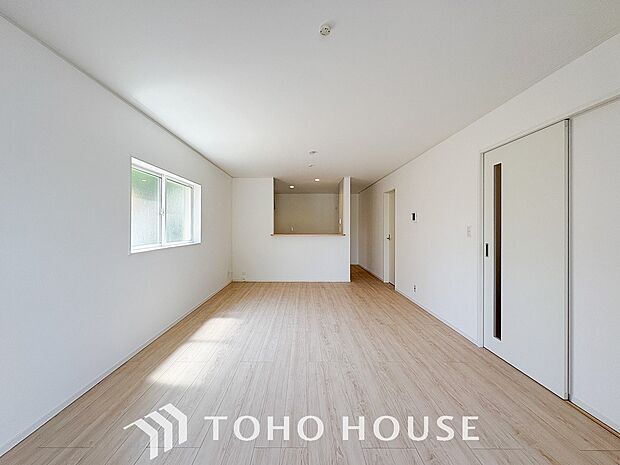 明るいリビングルームは自然と家族が集まるコミュニケーションの場所。