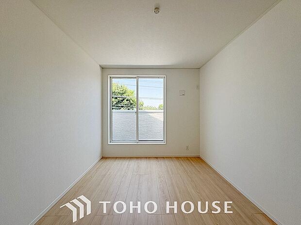 リラックスできる広々としたお部屋。暖かな雰囲気が包む、心地よい空間。