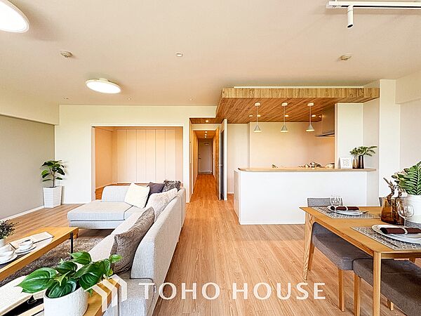 光が注がれる青い空から鮮やかに赤色にゆっくりと染まる。そんな優しい時間がここでは流れてゆく。