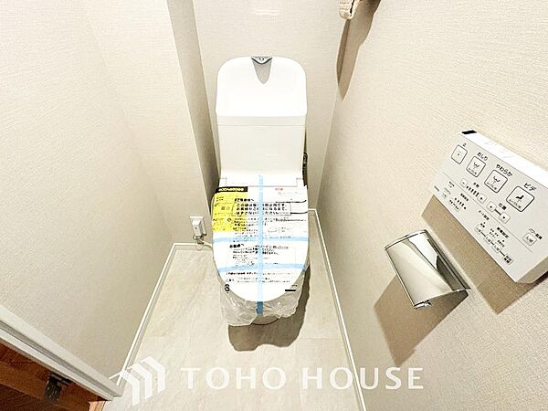 清潔感と快適性を兼ね備えた、心地よいトイレ空間。清潔さと快適さを備えたちょうどよいスペース。