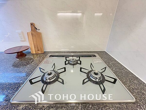 3口ガスコンロでお料理のスピードもUP。効率よくお料理ができますね。