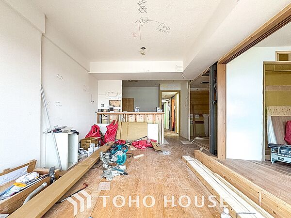 リラックスと居心地の良さが共鳴するくつろぎのリビング空間。暮らしの中心であり、心の安らぎをもたらします。※2026年7月リフォーム完了予定