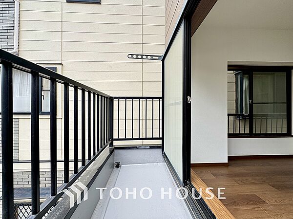 自然な風と光を感じる、心地よいバルコニー。日当たりも良好で洗濯物もすぐに乾きます。