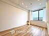 室内：リラックスと居心地の良さが共鳴するくつろぎのリビング空間。暮らしの中心であり、心の安らぎをもたらします。