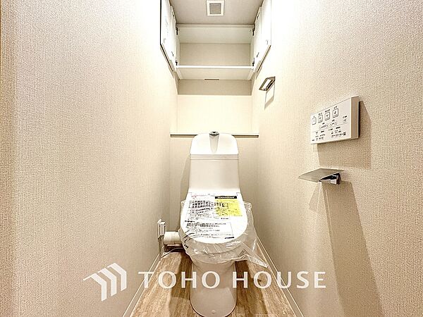 清潔感と快適性を兼ね備えた、心地よいトイレ空間。清潔さと快適さを備えたちょうどよいスペース。