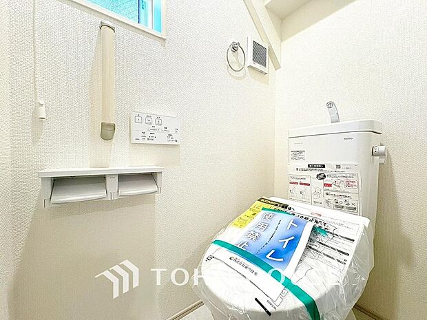 清潔感と快適性を兼ね備えた、心地よいトイレ空間。清潔さと快適さを備えたちょうどよいスペース。