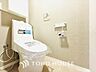 トイレ：清潔感と快適性を兼ね備えた、心地よいトイレ空間。清潔さと快適さを備えたちょうどよいスペース。