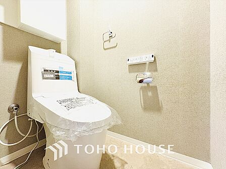 清潔感と快適性を兼ね備えた、心地よいトイレ空間。清潔さと快適さを備えたちょうどよいスペース。