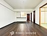 室内：リラックスと居心地の良さが共鳴するくつろぎのリビング空間。暮らしの中心であり、心の安らぎをもたらします。