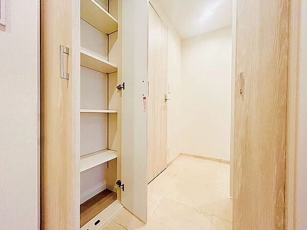 毎日の動線上にある廊下収納で、頻繁に使うアイテムをサッと取り出せる利便性を実現。