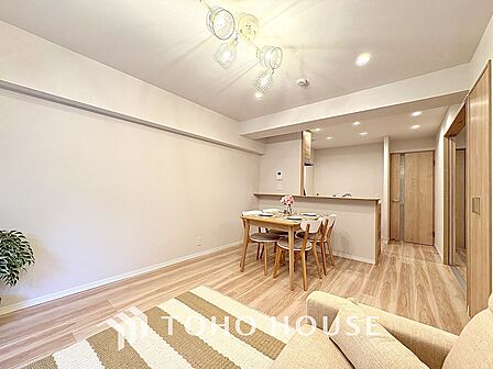 リラックスと居心地の良さが共鳴するくつろぎのリビング空間。暮らしの中心であり、心の安らぎをもたらします。