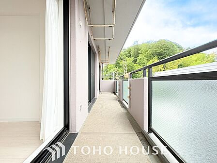 明るい陽射しと暖かな光が心地よい、日当たり豊かなバルコニー。洗濯物もいつもさっと乾きます。