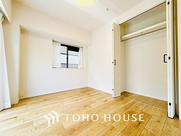 建物内部の収納には拘りました。共有部分に設けた収納。お荷物が多い方にも安心です。