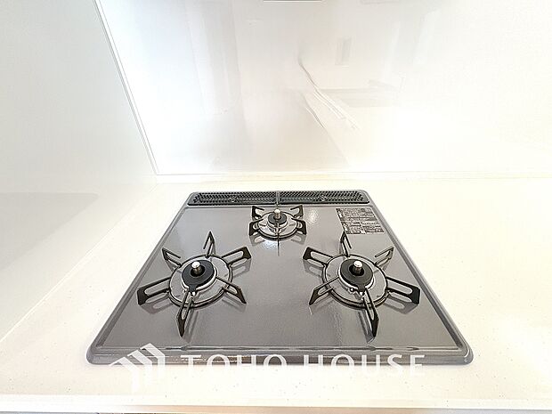 3口コンロでお料理のスピードもUP。効率よくお料理ができますね。