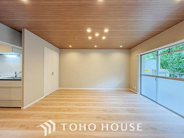 光が注がれる青い空から鮮やかに赤色にゆっくりと染まる。そんな優しい時間がここでは流れてゆく。