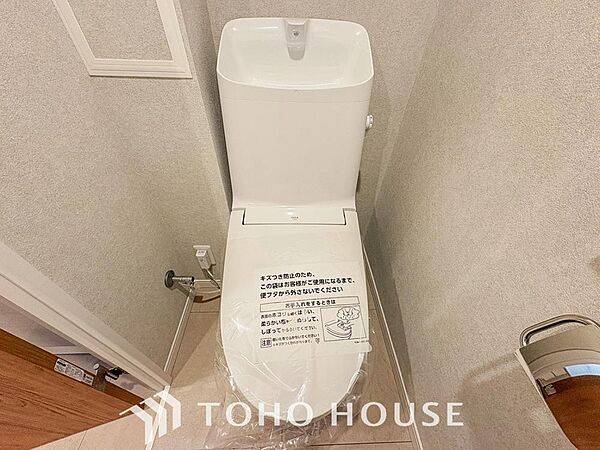 清潔感と快適性を兼ね備えた、心地よいトイレ空間。清潔さと快適さを備えたちょうどよいスペース。