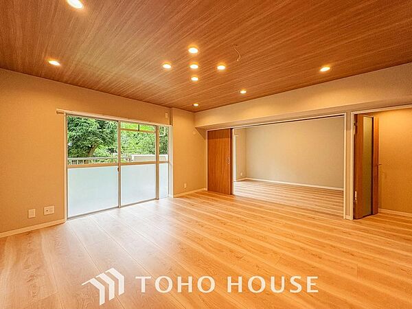 リラックスと居心地の良さが共鳴するくつろぎのリビング空間。暮らしの中心であり、心の安らぎをもたらします。