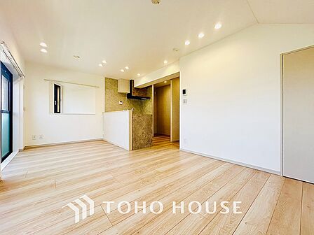 自然な日光が心地よさをもたらし、くつろぎと安らぎの空間を演出します。