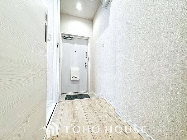 光と風が心地よい、開放感ある室内。暮らしに彩りを添える、洗練された住まい。