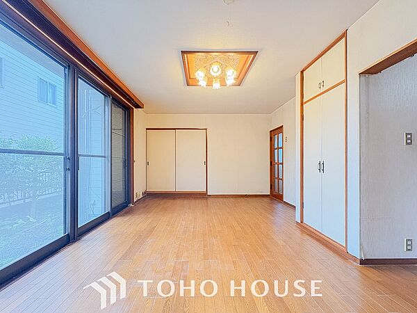 明るいリビングルームは自然と家族が集まるコミュニケーションの場所。