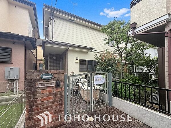 住む人を映し出す洗練された佇まいは、いつまでも輝き続けながらいつしか街の風景に溶け込んでいきます。