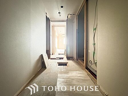 廊下等の共有スペースはダウンライトを設置、全体のアクセントとなるように致しました。光の届き方、スイッチの位置にも配慮し、暮らし易さを徹底的に見つめております。是非一度、ご自身の目でお確かめ下さい。