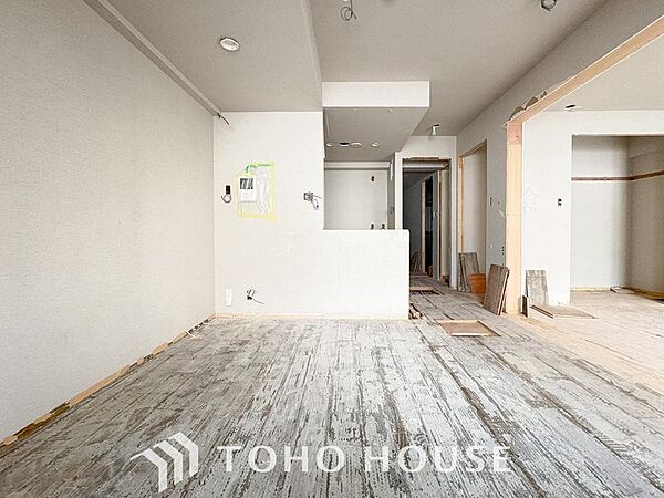 空気感という居心地の良いＢＧＭは、暮らしのステージを彩り、心からのやすらぎと満足感を与えてくれます。通風と採光を考慮したリビングは地域の鼓動を感じながらお寛ぎ頂くことが可能です。